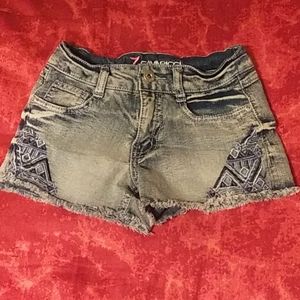 Denim jeans design on corner of front legs size 7